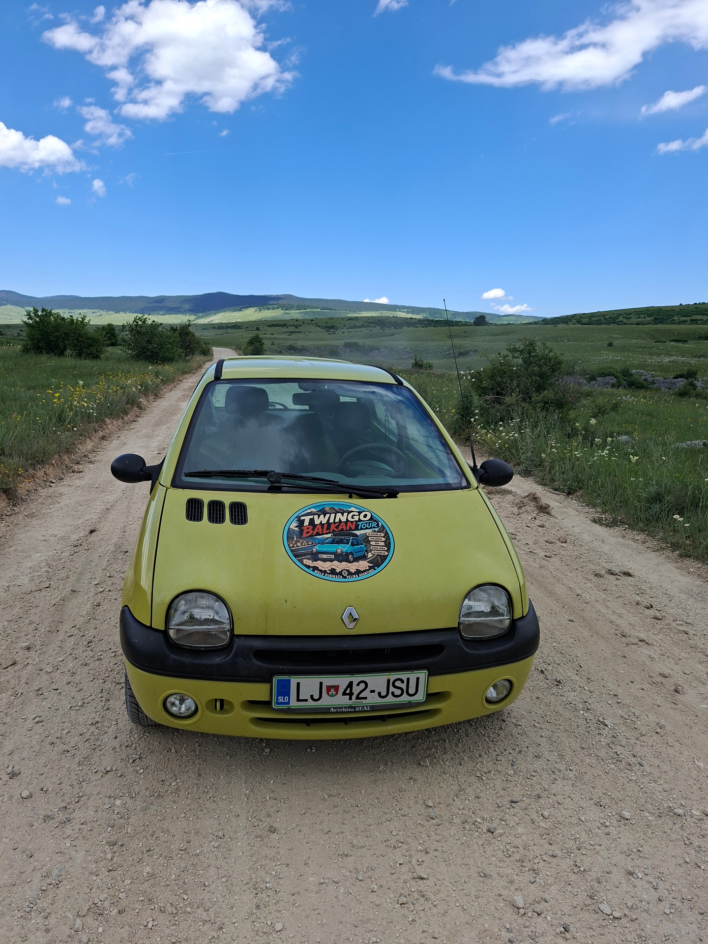 Vintage turkizen Renault Twingo na balkanski obali