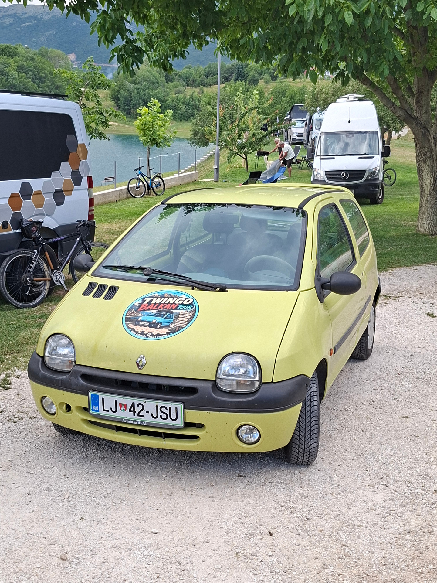 Twingo na vrhu hriba pod oblaki